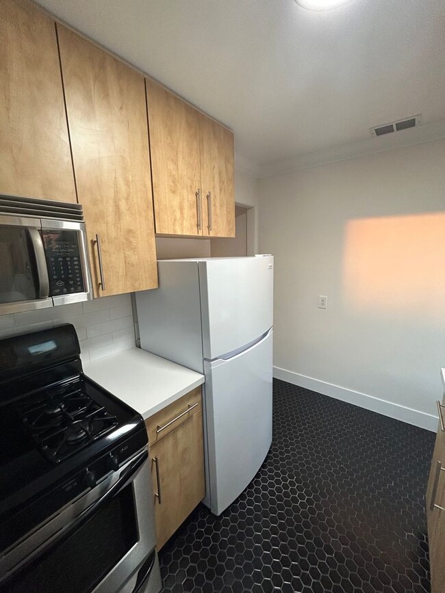 Building Photo - 2 bedrrom 1 Bath Remodeled Condo with City...