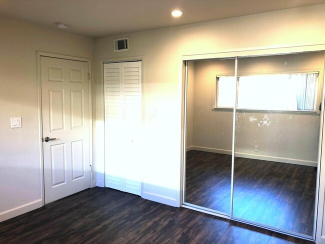 Foto del edificio - 465 Calderon Avenue, Unit 24