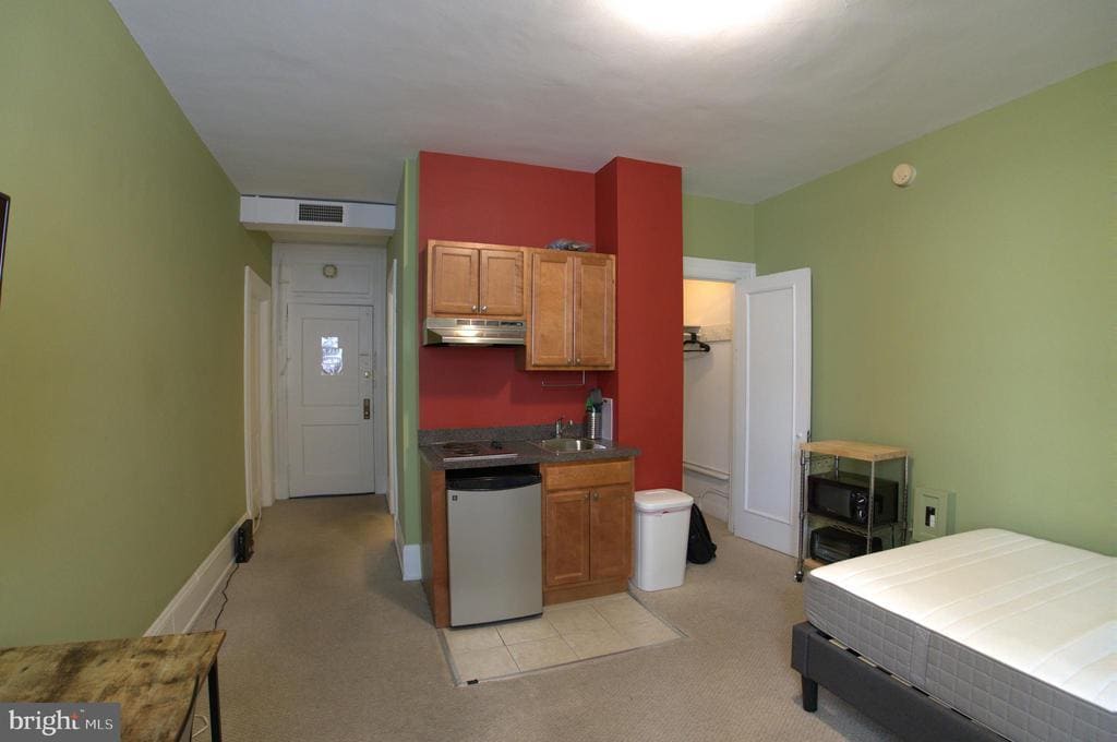 Primary Photo - 1324 Locust St