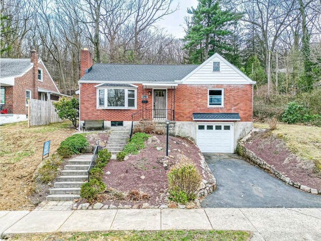 Charming 2-Bedroom Home with Garage in Mount Penn - Charming 2-Bedroom Home with Garage in Mount Penn