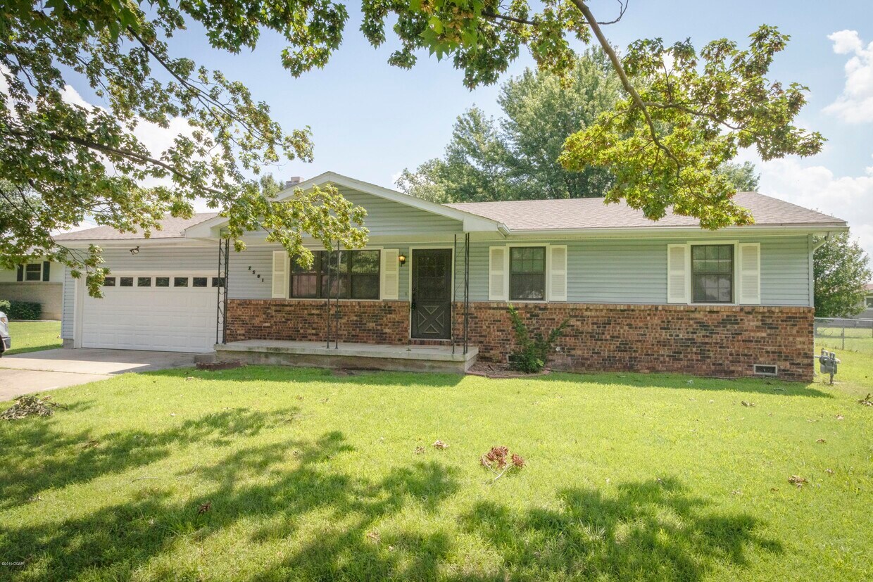 Primary Photo - 2501 N Highview Ave
