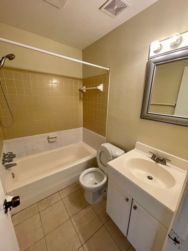 Building Photo - Beautiful 2/1 condo with 2 car garage for ...