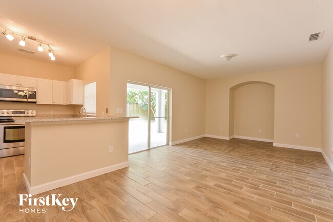 Building Photo - 805 Cheriton St