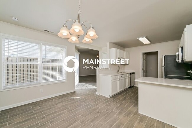Building Photo - 3 Bedroom Pet-Friendly Home in KNOXVILLE, TN with Main Street Renewal