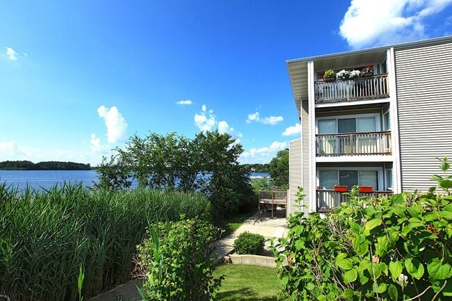 Building Photo - 705 Waters Edge Dr