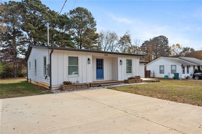 Building Photo - 3258 Highland Dr SE