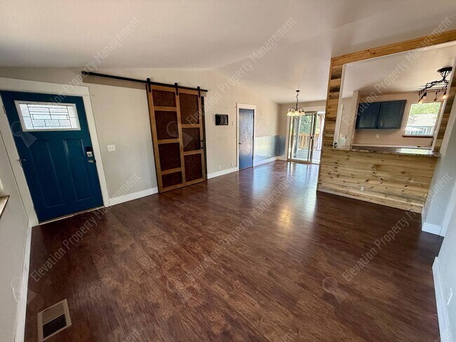 Building Photo - Single-Level 3 BR in NE Bend with large fully-fenced yard