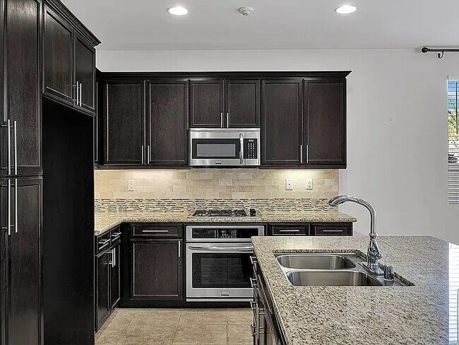 Building Photo - Stunning & Secure West Lancaster Luxury Ho...