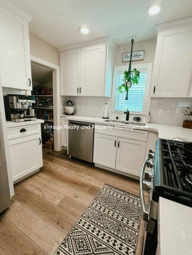 Building Photo - Available Soon! Charming Updated 2 Bed / 2...