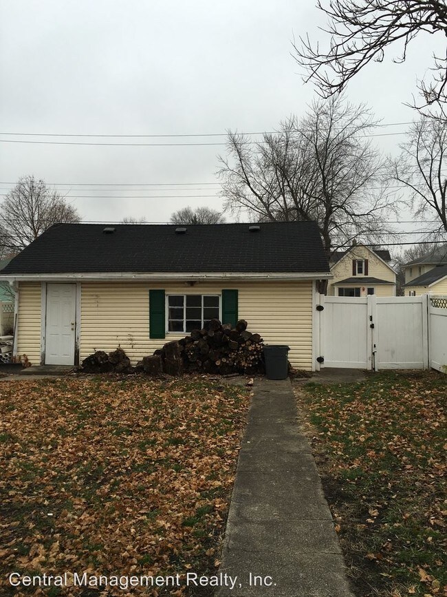 Building Photo - 3 br, 1 bath House - 842 E. 4th St.
