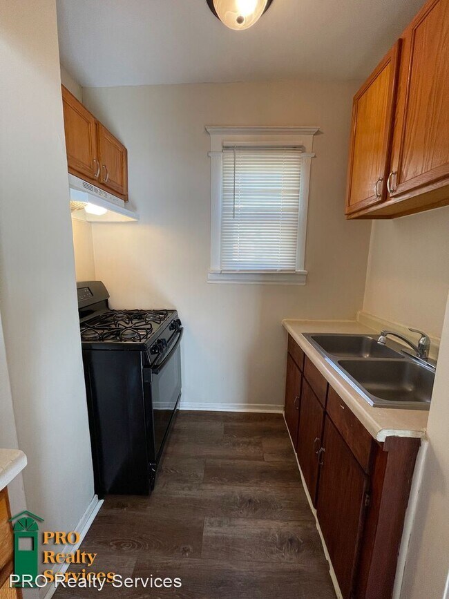 Building Photo - 3 br, 1 bath House - 558 Western Ave N