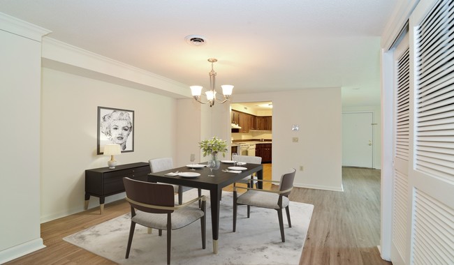 Comedor independiente ubicado a la salida de la cocina - Royal Crest Warwick Apartment Homes