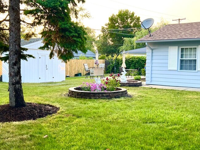 Foto del edificio - 448 Hazelwood Ln