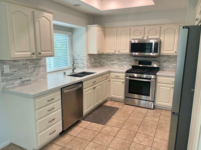 Foto del edificio - Rent the lifestyle Lake San Marcos is known for