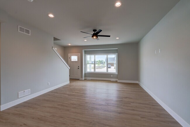 Foto del edificio - 291 N Bergamont Blvd