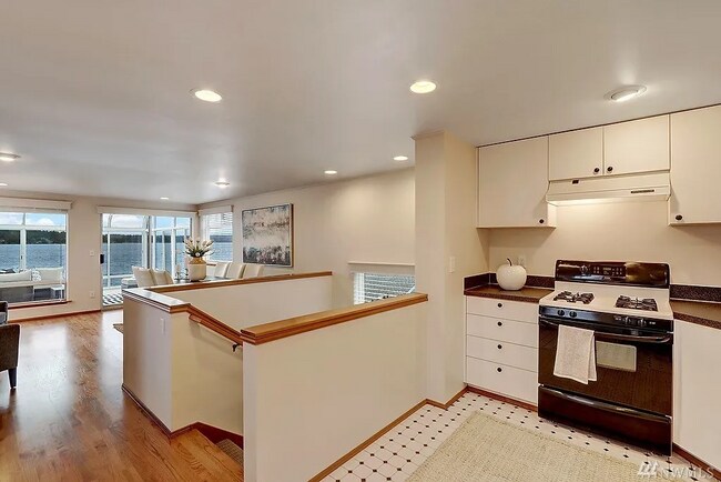Building Photo - 10358 Riviera Pl NE