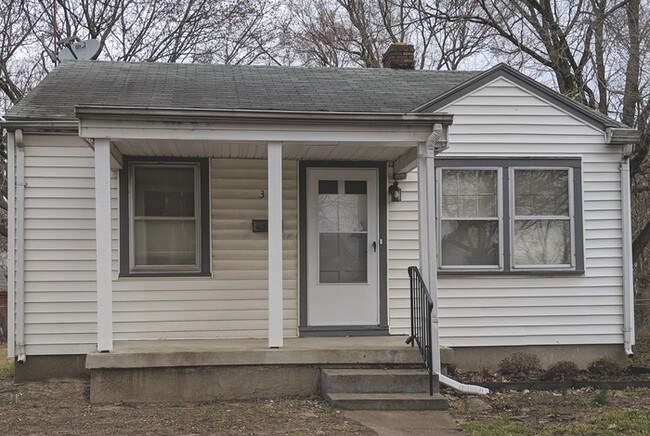 Building Photo - Updated, 2BR Carillon Bungalow, near UD!