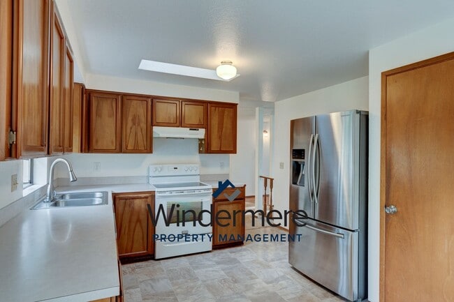 Building Photo - 4 Bedroom 2.5 Bathroom Home Close to West Beach