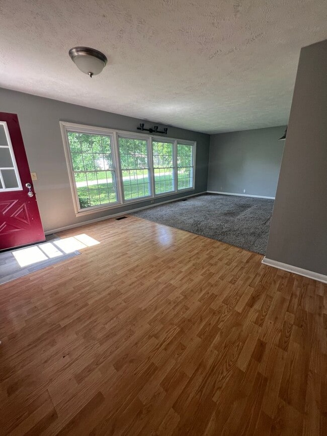 Building Photo - 2 bedroom/1 bath house for rent