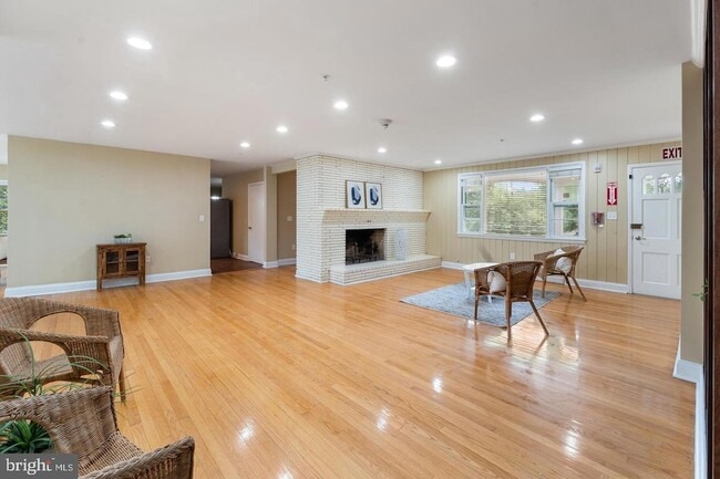 Building Photo - 9201 Rosemont Dr