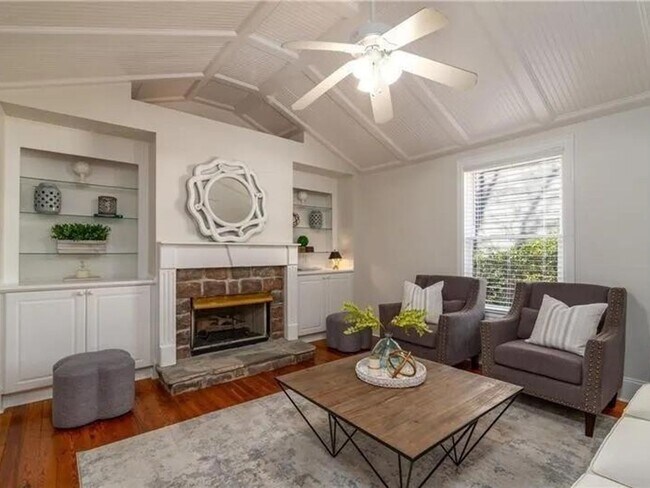 Foto del edificio - 3 Bedroom Bungalow in Brookhaven!