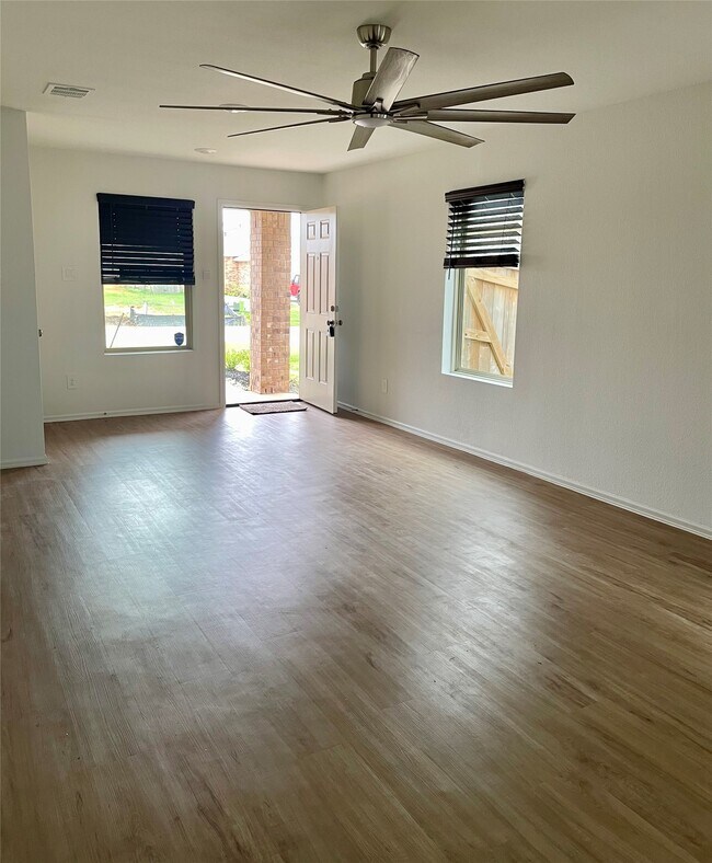 Foto del edificio - 221 Crystal Bay Ln