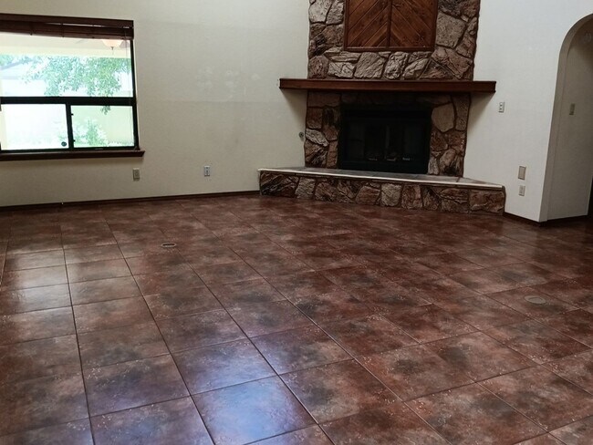 Foto del edificio - 3 Bedroom, 2 Bathroom Home! Schedule a Showing!