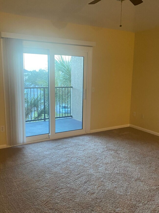 Foto del edificio - Spacious 1 bedroom, 1 bathroom unit in Cou...