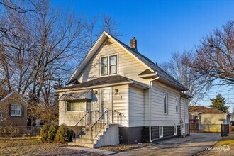 Building Photo - 16118 Woodlawn W Ave