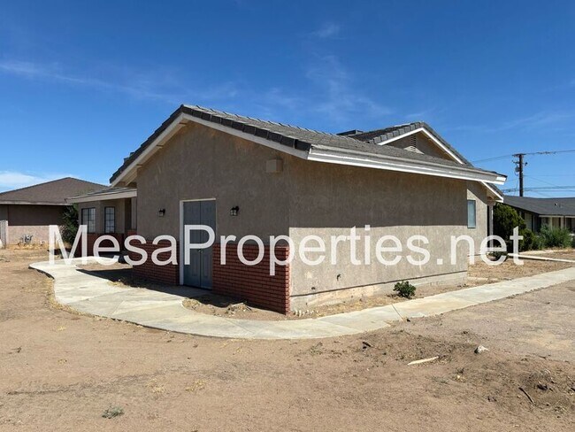 Foto del edificio - 15717 Bear Valley Rd
