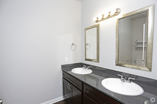 2BR,2BA - 1141SF - BATHROOM - City Center Apartments