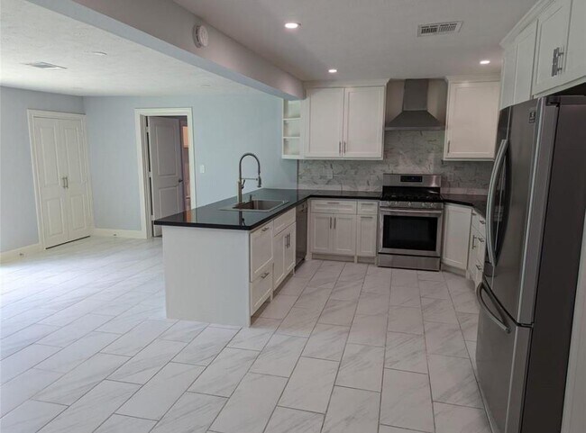 Foto del edificio - 8230 Homewood Ln