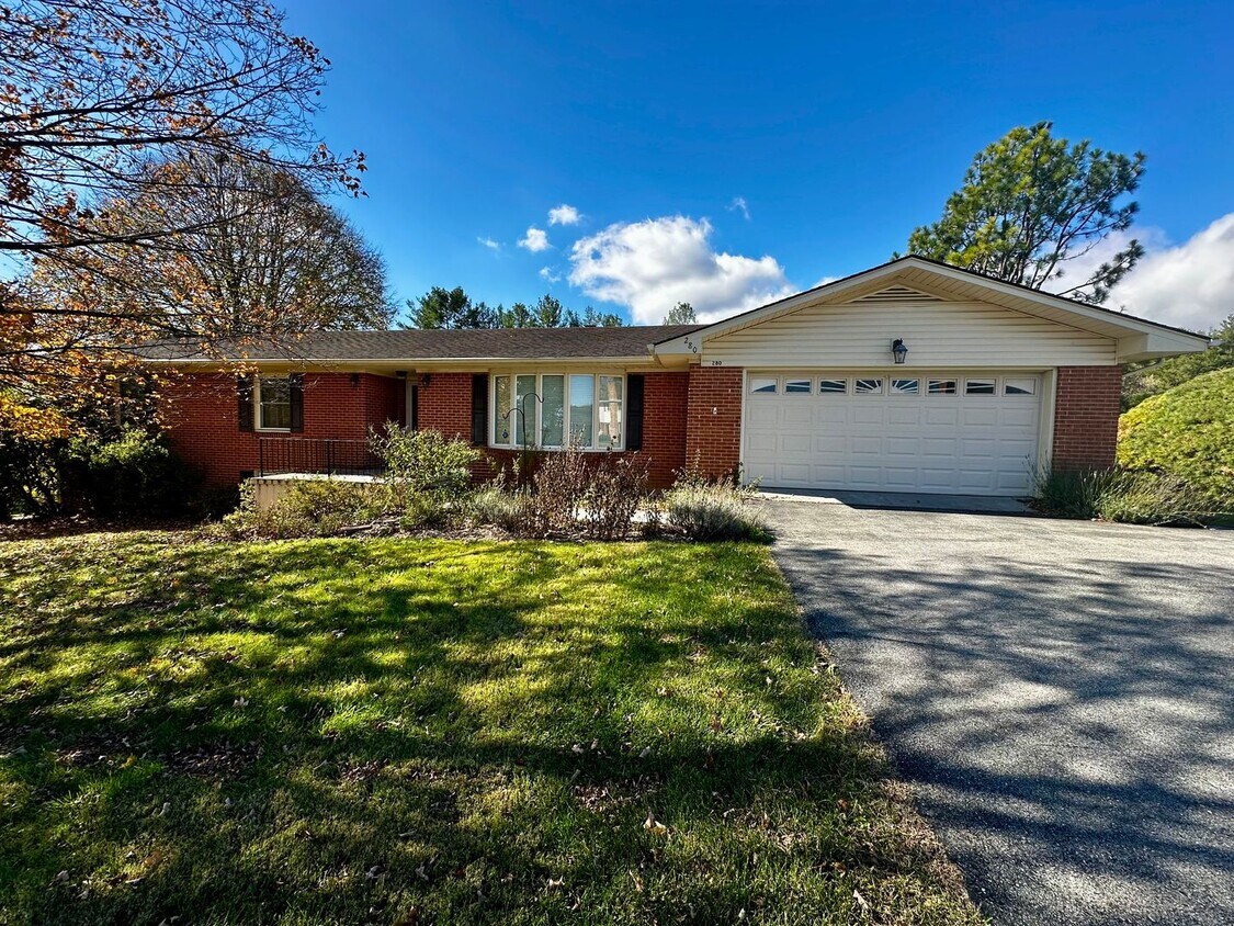 Foto principal - Beautiful Home in Christiansburg