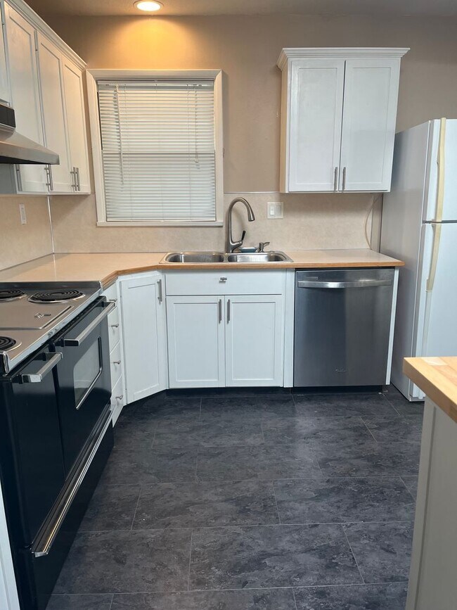 Building Photo - Beautiful 3 bed 1 bath home
