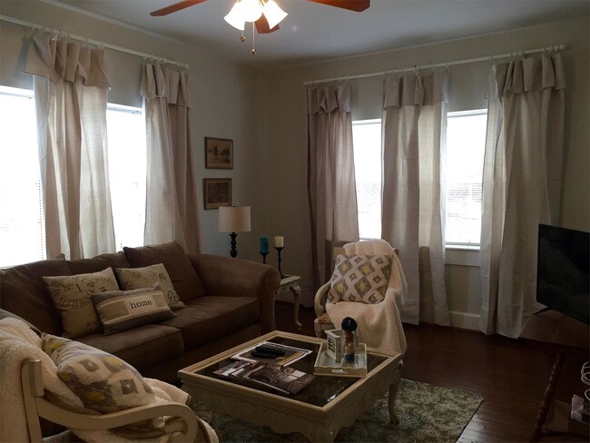 Foto del edificio - 1053 Government St