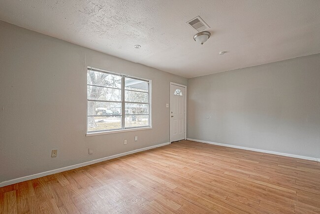 Foto del edificio - Very affordable spacious 4bed/2bath single-family house!