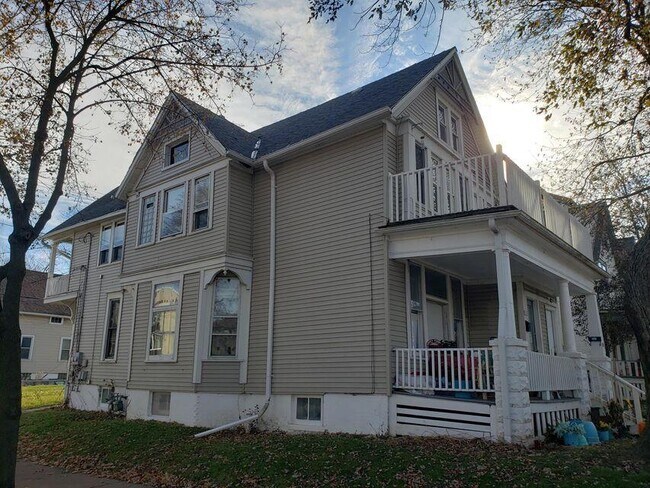 Building Photo - 3476 N Bartlett Ave