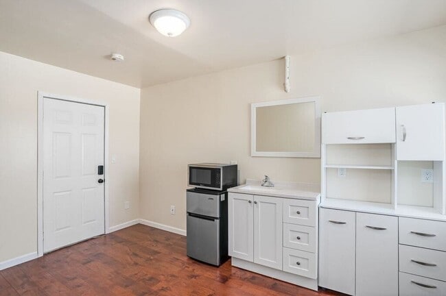 Building Photo - 1715 Park St. #8 - SR | 1 bath | Upper unit
