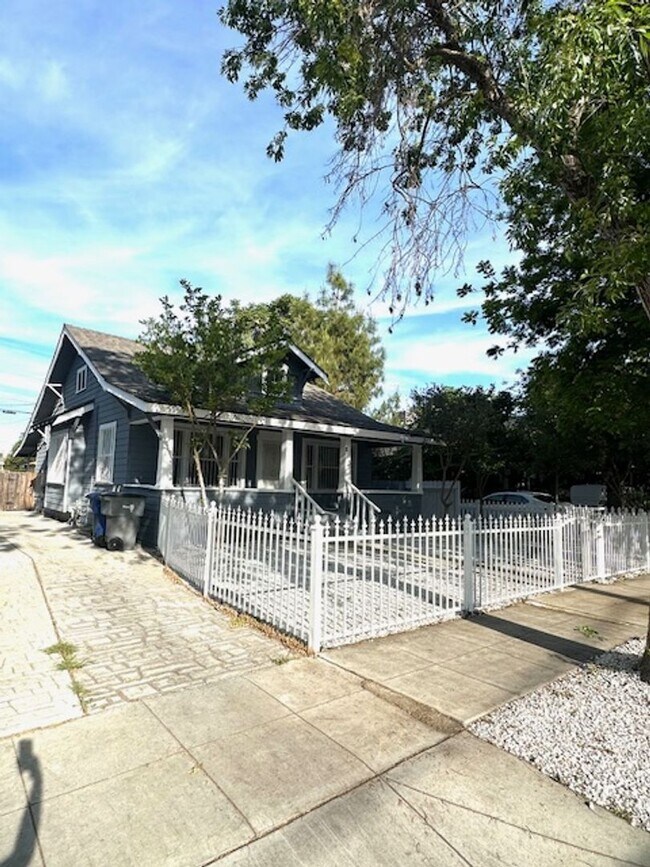 Foto del edificio - Charming 3 Bed / 1 Bath Home in the Heart of the Tower District