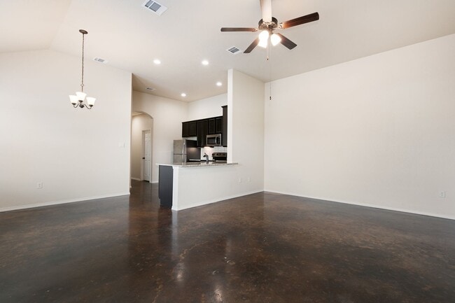 Foto del edificio - New Braunfels~ Beautiful Luxury 3 Bdrm~Stained Concrete Floors Throughout