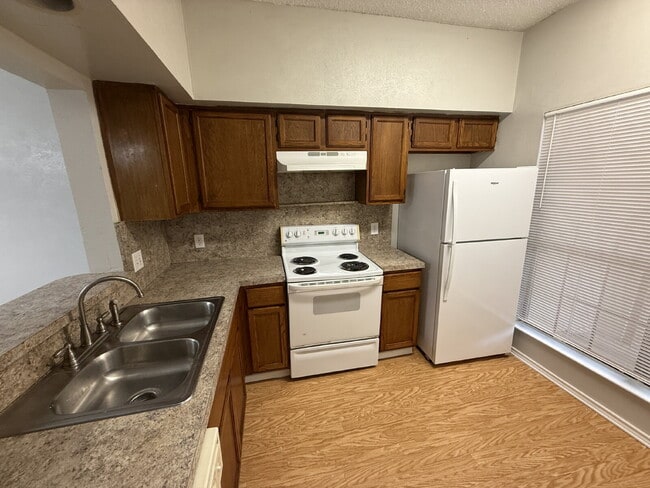 Foto del edificio - 9601 Forest Ln