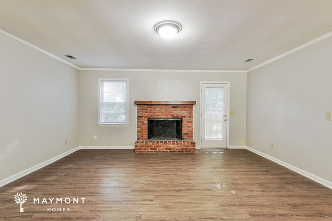 Building Photo - Charming Irmo Home!