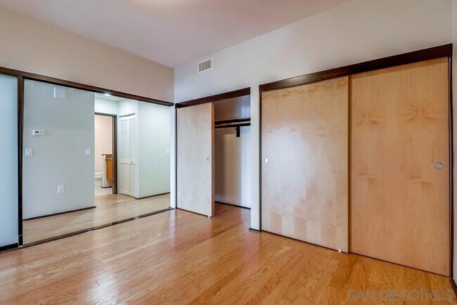 Building Photo - 2 bedroom downtown, 2 bath and 2 parking spaces.  View! (Solara Lofts)