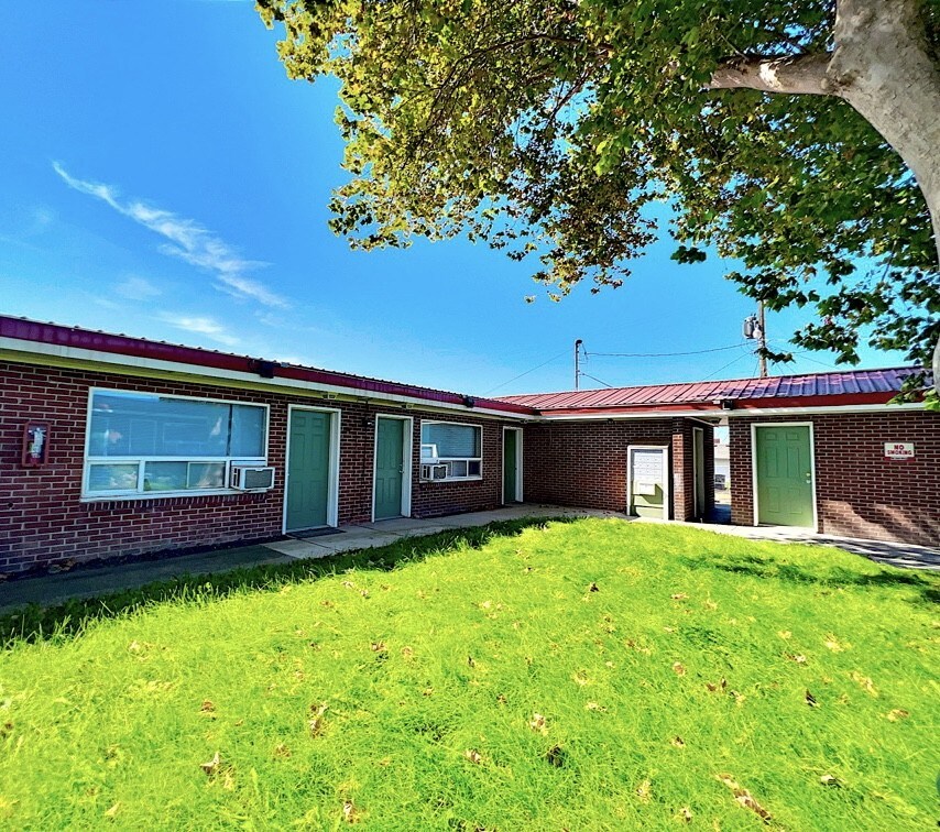 Courtyard View - 1740 N 5th Ave