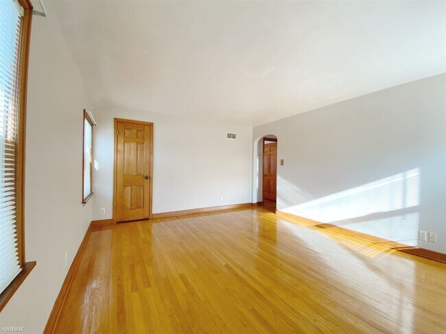 Building Photo - 2 br, 1 bath Duplex - 2940 North 73rd Stre...