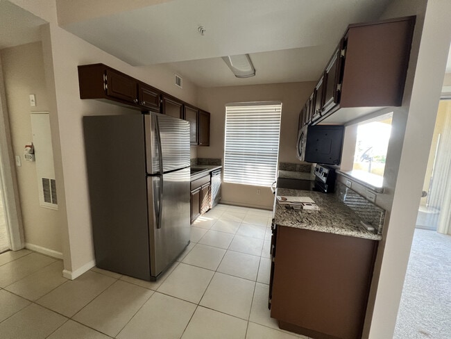 Zona de cocina - Refrigerador incluido - 375 Central Ave