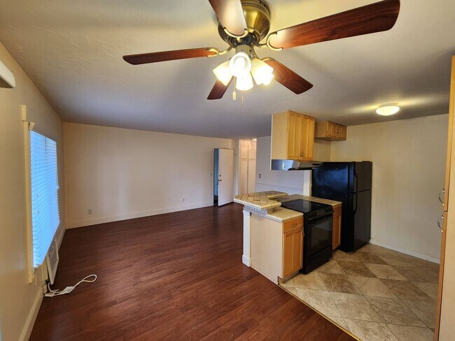 Foto del edificio - Upper Unit in Carrol Canyon Gardens