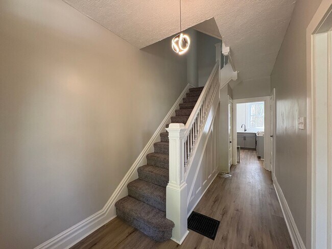 Foto del edificio - Huge Newly Renovated 4 Bedroom/2 Bath House in Bellevue!