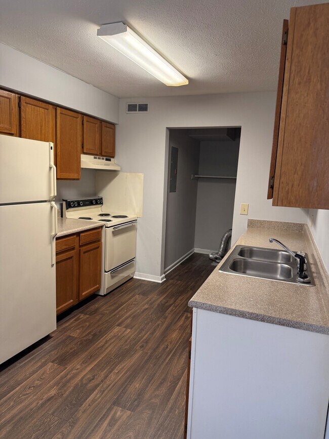 1 dormitorio cocina - Birchwood Apartments