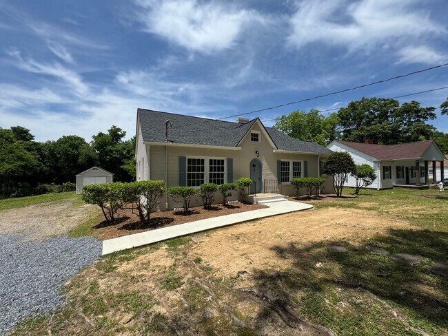 Foto del edificio - Renovated 3/2.5 House with bonus room in S...